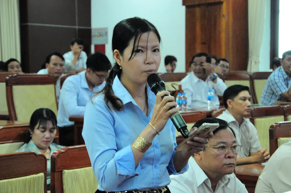 เจ้าหน้าที่หญิงกล่าวสุนทรพจน์ในงานประชุม 03.jpg