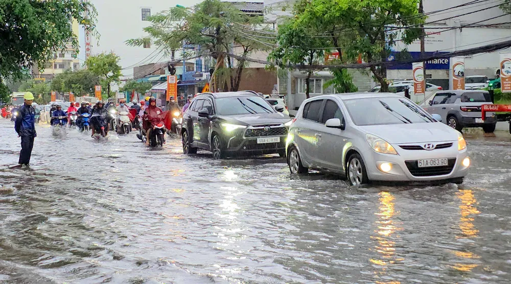 Từ đầu tháng 5-2025 đến nay, liên tục xuất hiện những trận mưa lớn, gây ngập nhiều tuyến đường ở TP Cần Thơ 21-5 0009.jpg