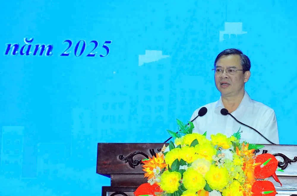 ប្រធានគណៈកម្មាធិការប្រជាជនទីក្រុង Can Tho លោក Truong Canh Tuyen ថ្លែងមតិក្នុងសន្និសីទ 92.jpg