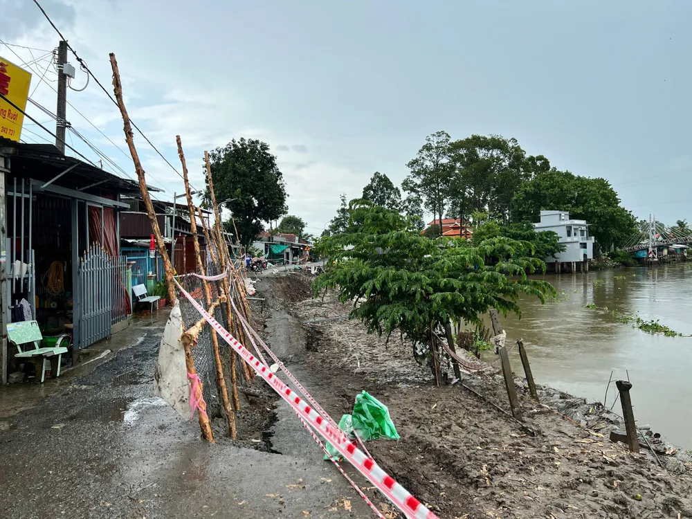 안장성, 차우탄구의 농촌 도로가 산사태로 피해를 입었습니다. 24-6 sat lo tai an hoa - chau thanh.jpg
