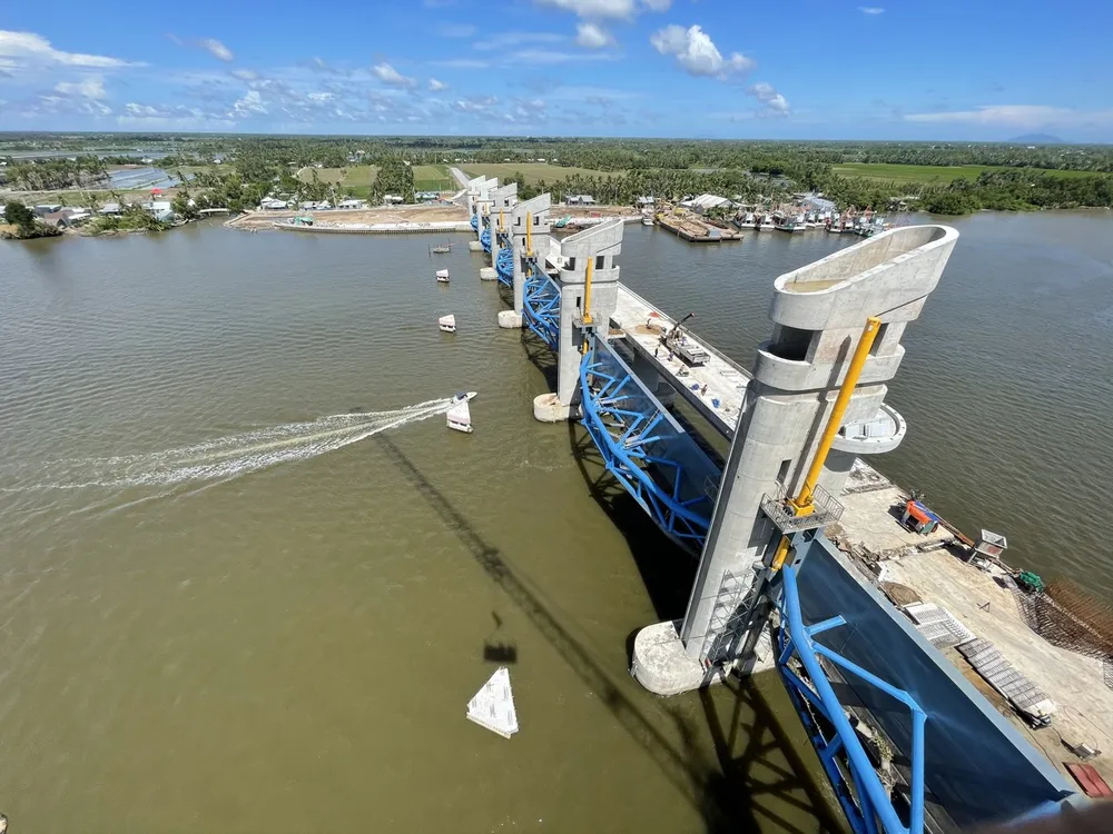 Le système d'écluses Cai Lon - Cai Be (Kien Giang) est entré en service, aidant des centaines de milliers d'hectares de terres agricoles dans le delta inférieur du Mékong à se stabiliser et à produire de manière proactive. 1- Hệ thống cống Cái Lớn – Cái Bé (Kiên Giang) đi vào vận hành giúp hàng tăm ngàn héc-ta đất nông nghiệp vùng hạ lưu ĐBSCL ổn định và chủ động sản xuất (2).jpg