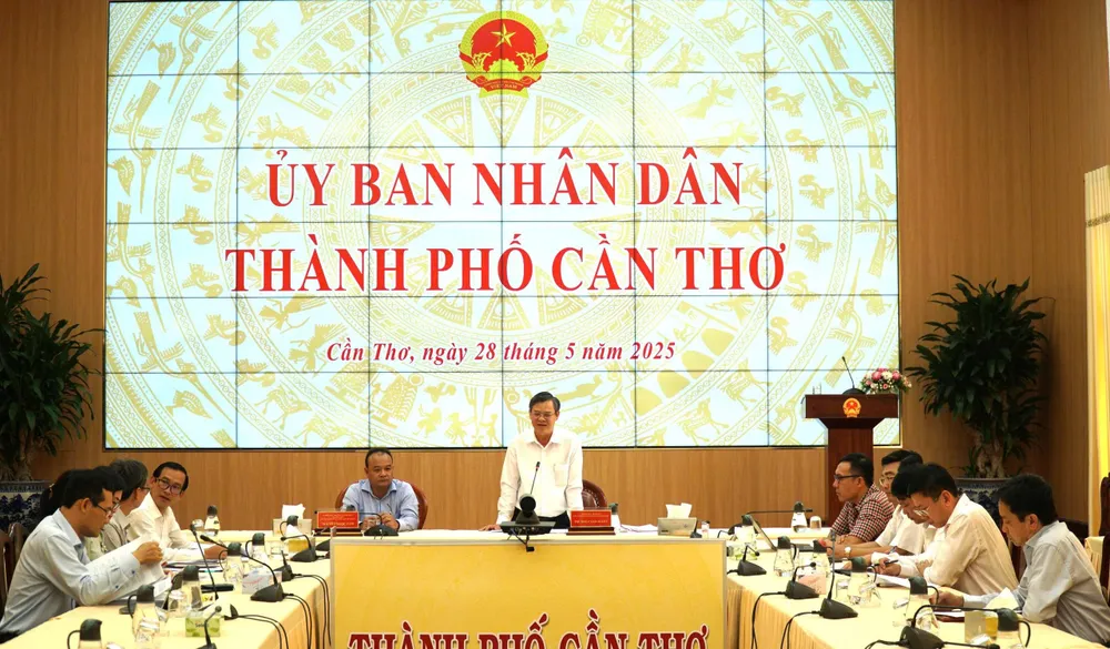 Chủ tịch UBND TP Cần Thơ Trương Cảnh Tuyên phát biểu tại hội nghị