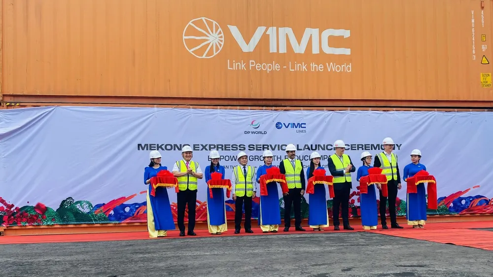 Các đại biểu cắt băng khánh thành tuyến vận tải Mekong Express 16.jpg