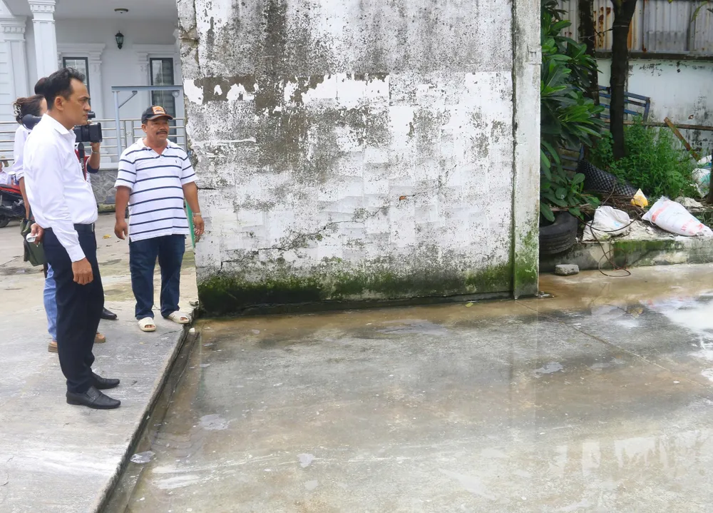 Ông Nguyễn Hoàng Anh (bìa trái), Giám đốc Sở NN-MT tỉnh Hậu Giang kiểm tra trực tiếp điều kiện giết mổ tại Cơ sở giết mổ gia súc Vững – Nga 03.jpg