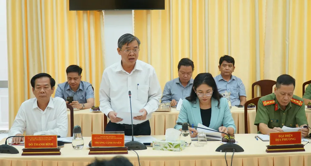 ประธานคณะกรรมการประชาชนเมืองกานโธ นาย Truong Canh Tuyen รายงานในการประชุม 01.jpg