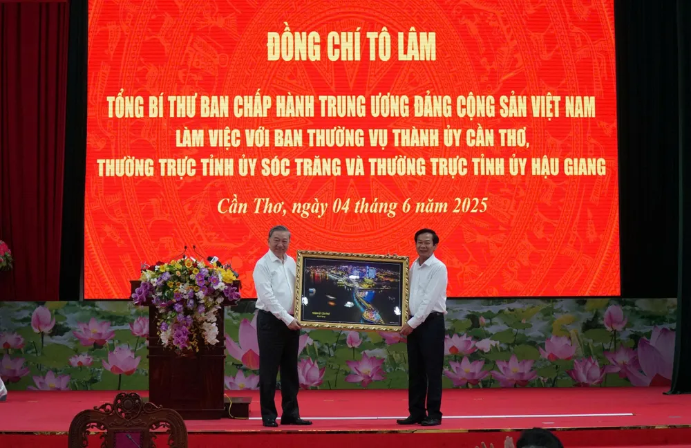 Lãnh đạo TP Cần Thơ tặng quà lưu niệm đến Tổng Bí thư Tô Lâm 01234.jpg