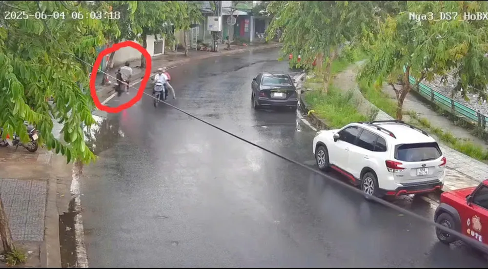 Hình ảnh 2 sinh viên Ấn Độ (khoanh đỏ) chạy xe tốc độ cao, tự đâm vào tường nhà dân ven đường anh 2.jpg