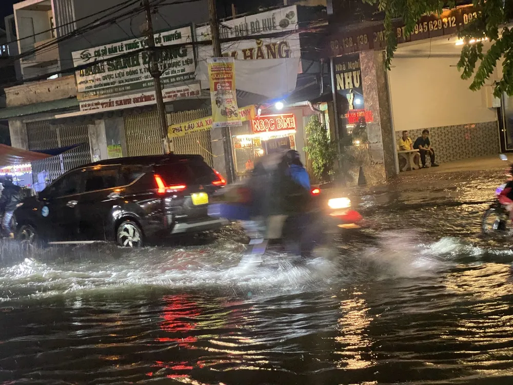 Mưa lớn vào tối 27-5-2025 làm ngập nhiều tuyến đường tại quận Ninh Kiều, TP Cần Thơ 1.jpg