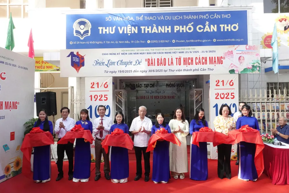 ពិធីកាត់ខ្សែបូ ដើម្បីបើកការតាំងពិពណ៌ប្រធានបទ 2.jpg