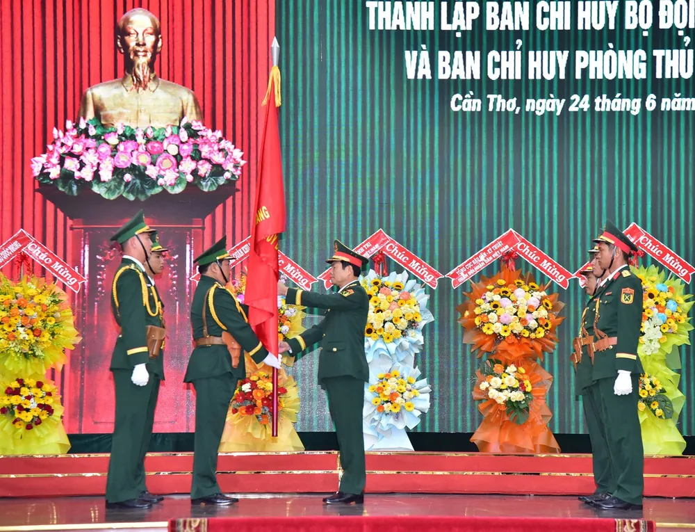 Đại tướng Nguyễn Tân Cương trao Quân kỳ Quyết thắng cho Ban chỉ huy BĐBP các tỉnh, thành 6.jpg