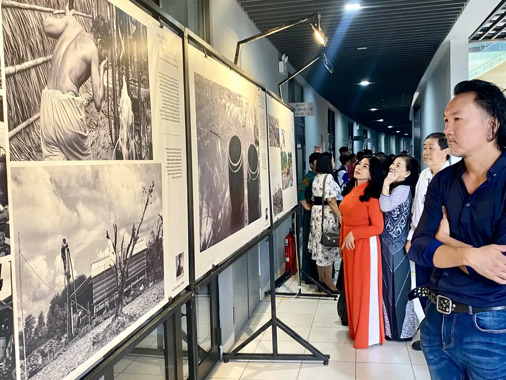 Các đại biểu tham quan triễn lãm 2.jpg