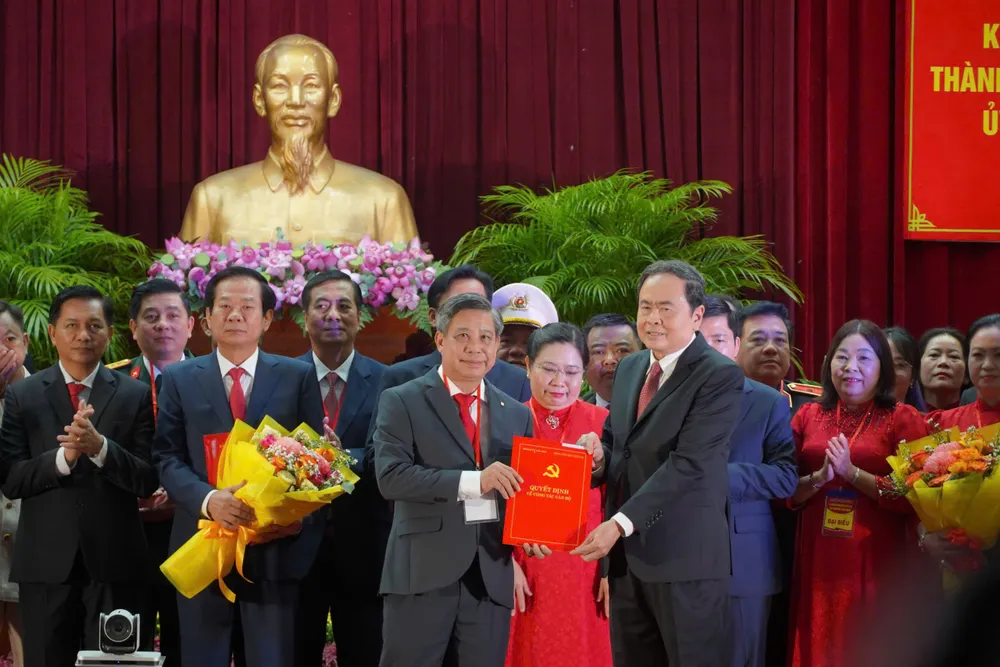 Chủ tịch Quốc hội Trần Thanh Mẫn trao quyết định cho đồng chí Đồng Văn Thanh, Phó Bí thư Thường trực, Chủ tịch HĐND TP Cần Thơ 002.jpg