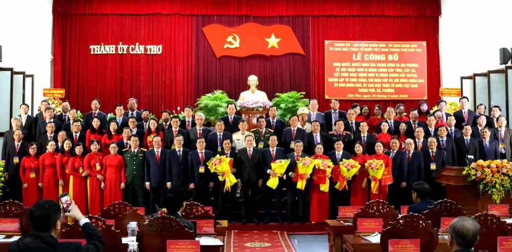 Chủ tịch Quốc hội Trần Thanh Mẫn và Ban Chấp hành Đảng bộ TP Cần Thơ (mới)
