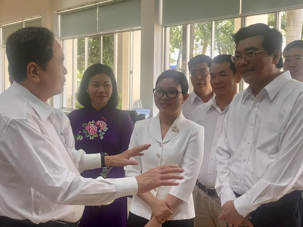 Chủ tịch Quốc hội trao đổi và động viên đội ngũ cán bộ phường Ninh Kiều 4.jpg