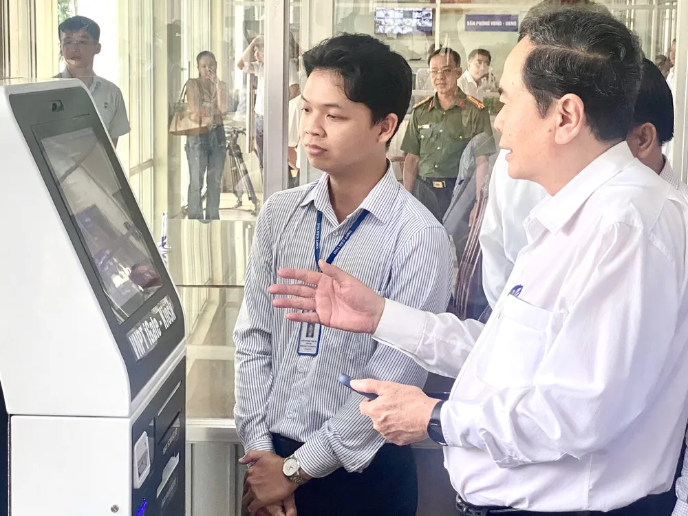 Chủ tịch Quốc hội Trần Thanh Mẫn trao đổi với một cán bộ tại Trung tâm Phục vụ hành chính công phường Ninh Kiều 7.jpg