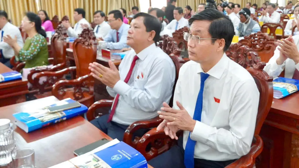 Các đại biểu tham dự kỳ họp 00001.jpg