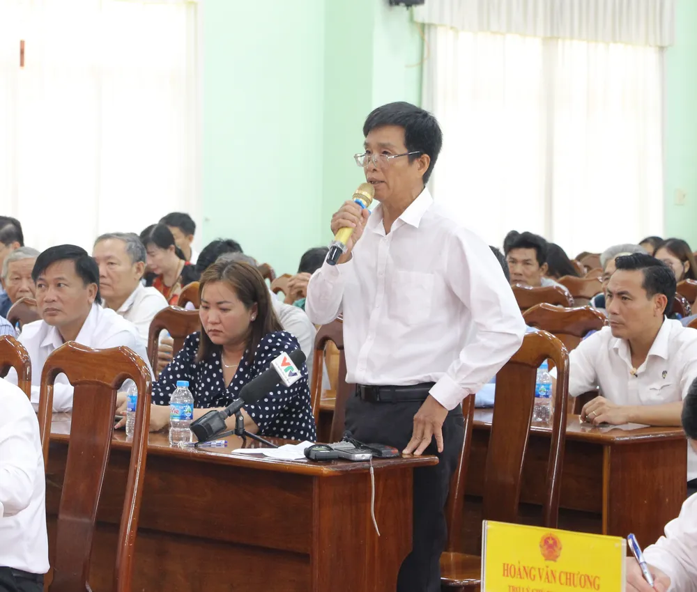 Một cử tri có ý kiến tại buổi tiếp xúc cử tri tham gia ý kiến 2.JPG