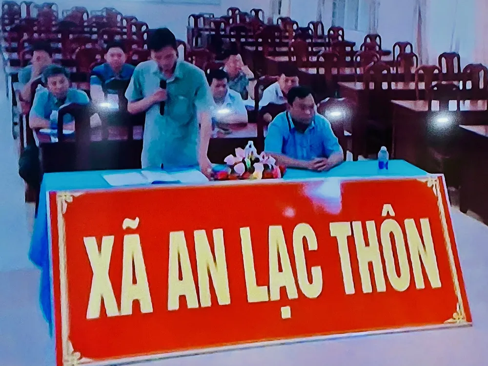 Lãnh đạo UBND xã An Lạc Thôn báo cáo tại cuộc họp 01.jpg