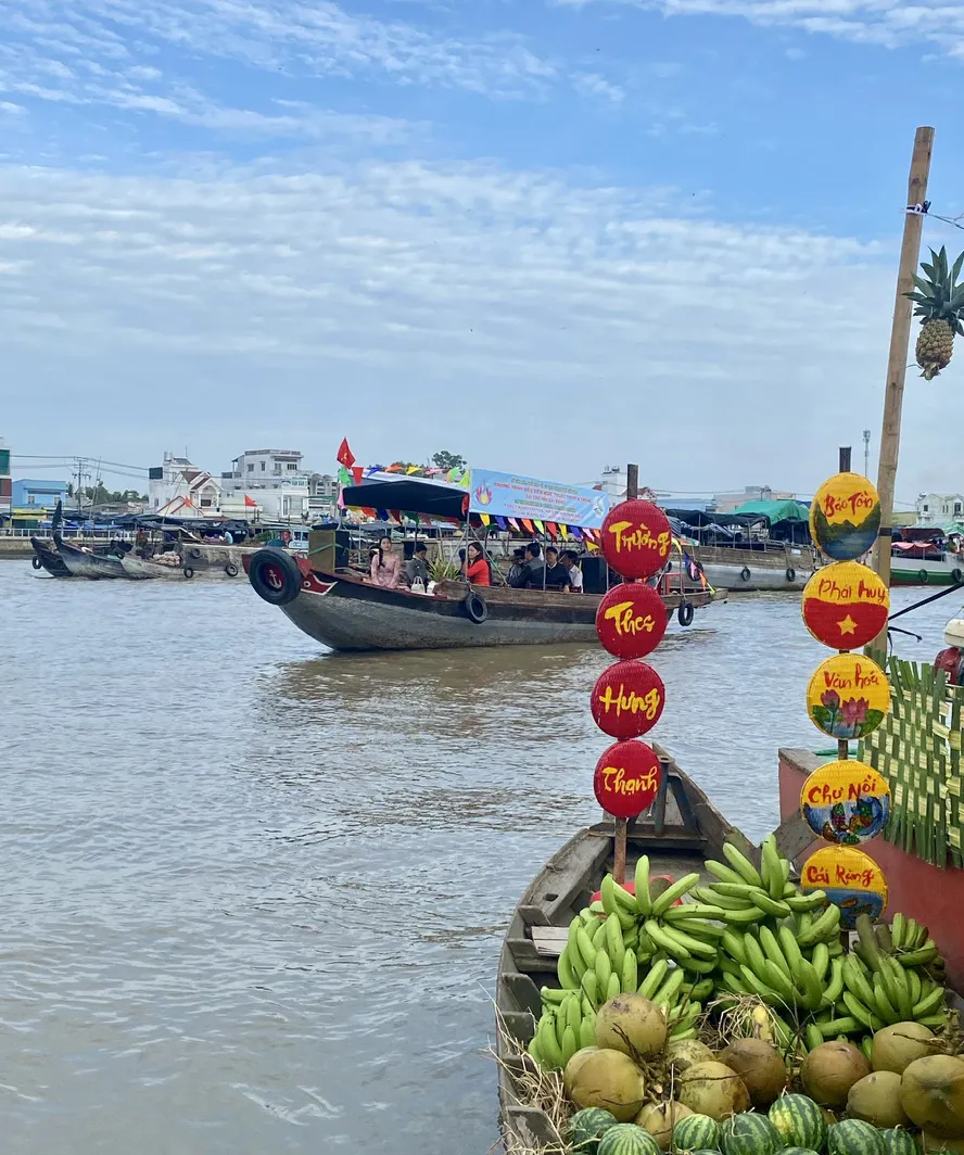 Chợ nổi Cái Răng - một điểm du lịch sông nước của TP Cần Thơ được nhiều du khách quan tâm 006.jpg
