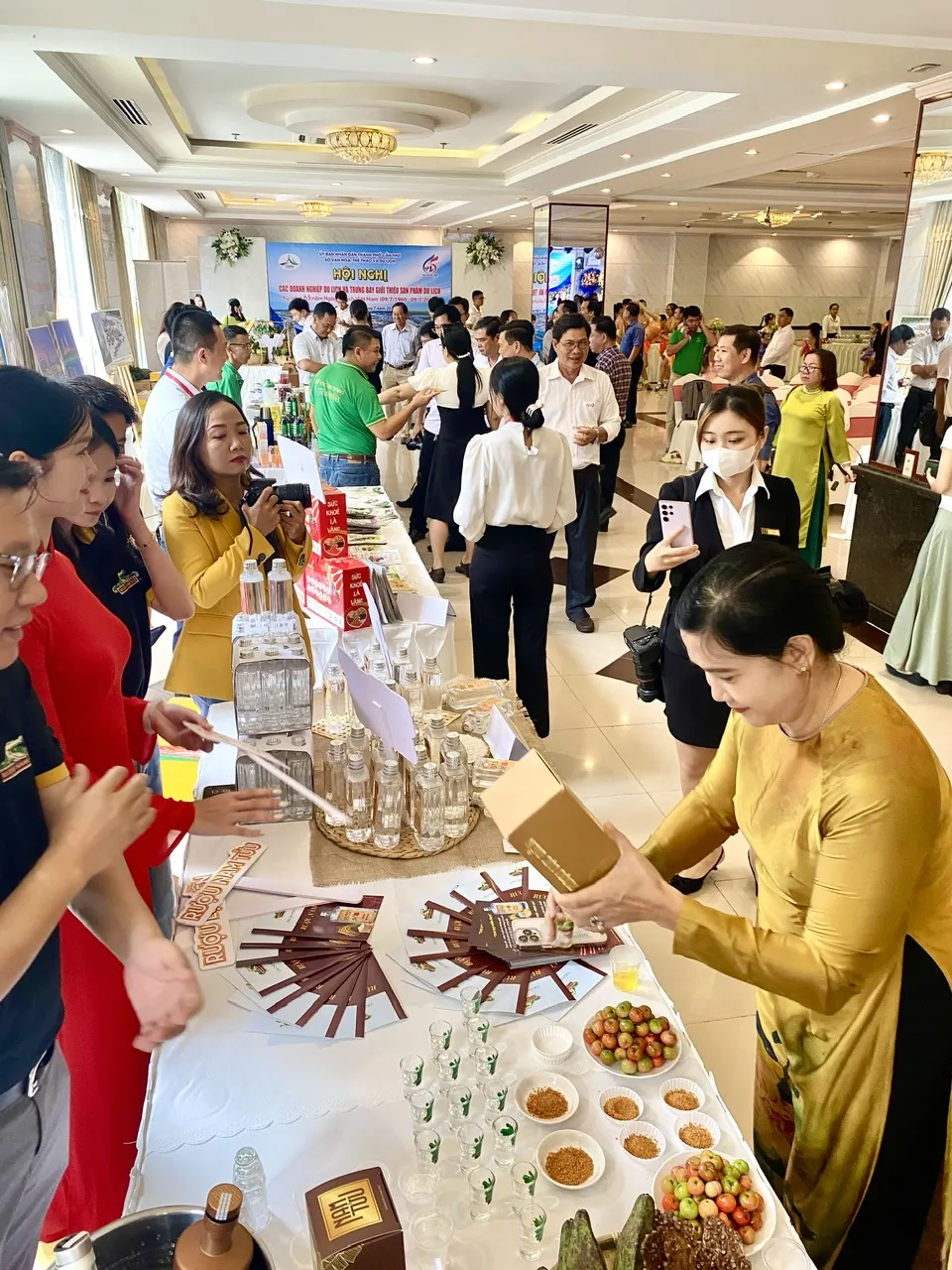 Đại biểu tham quan các sản phẩm du lịch được trưng bày bên hành lang hội nghị 1.jpg
