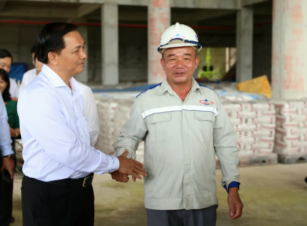 Chủ tịch UBND TP Cần Thơ Trần Văn Lâu đến thăm và động viên đội ngũ đang xây dựng Dự án Bệnh viện Ung bướu TP Cần Thơ
