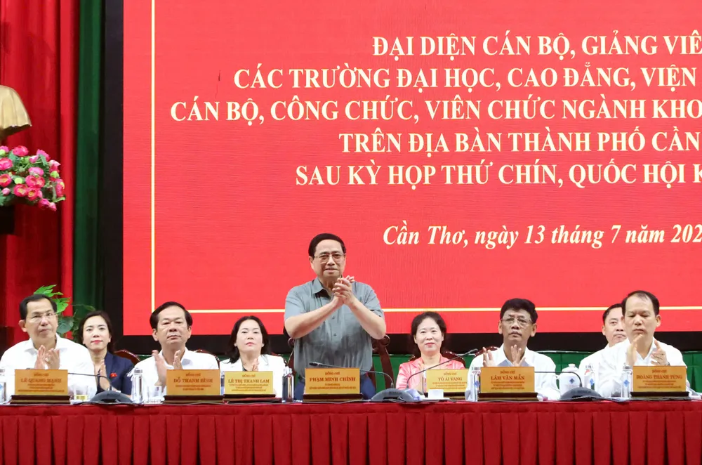 Thủ tướng Phạm Minh Chính tiếp xúc cử tri tại Trường đại học Cần Thơ