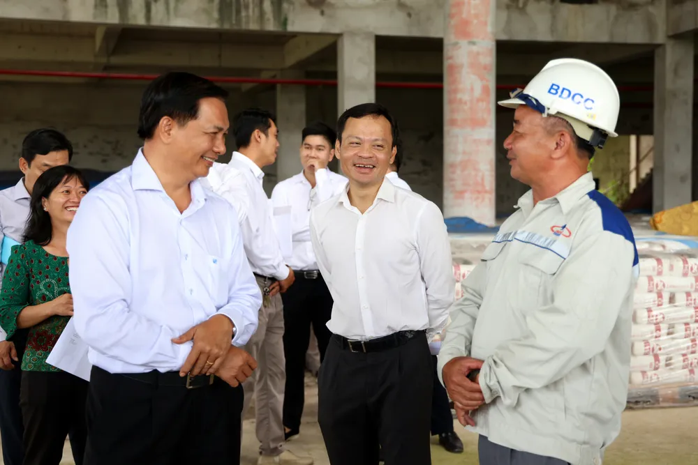 Chủ tịch UBND TP Cần Thơ Trần Văn Lâu (bìa trái) kiểm tra tại dự án Bệnh viện Ung bướu TP Cần Thơ 0I6A8736.JPG