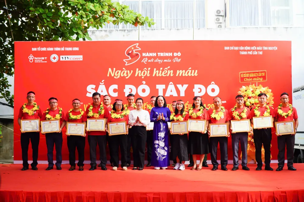 Ban Tổ chức trao tặng bằng khen của Chủ tịch UBND TP Cần Thơ cho các cá nhân tiêu biểu trong phong trào hiến máu tình nguyện 1.jpg