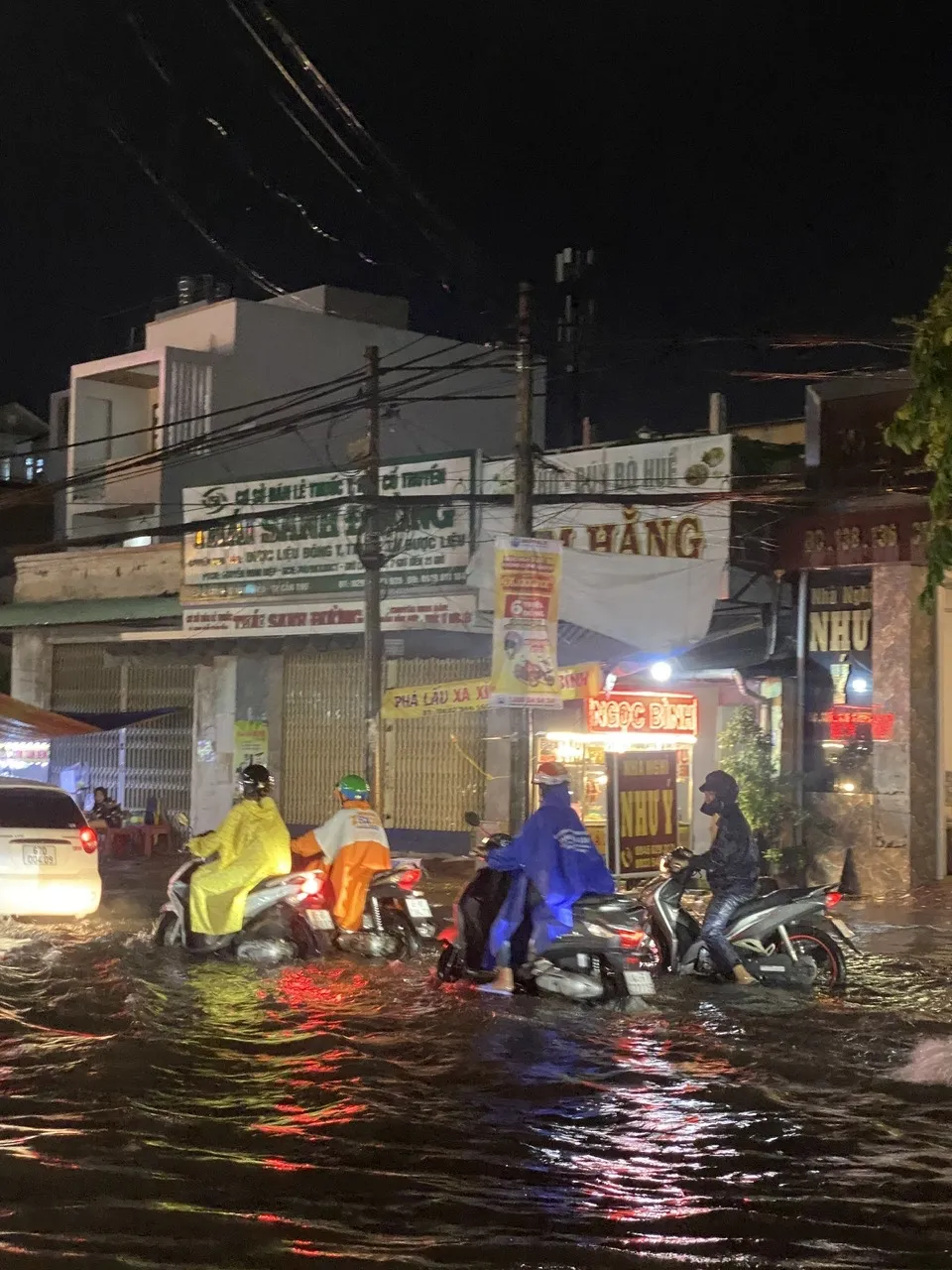Các tuyến đường ven sông Hậu của TP Cần Thơ thường bị ngập khi triều cường dâng cao 1.jpg