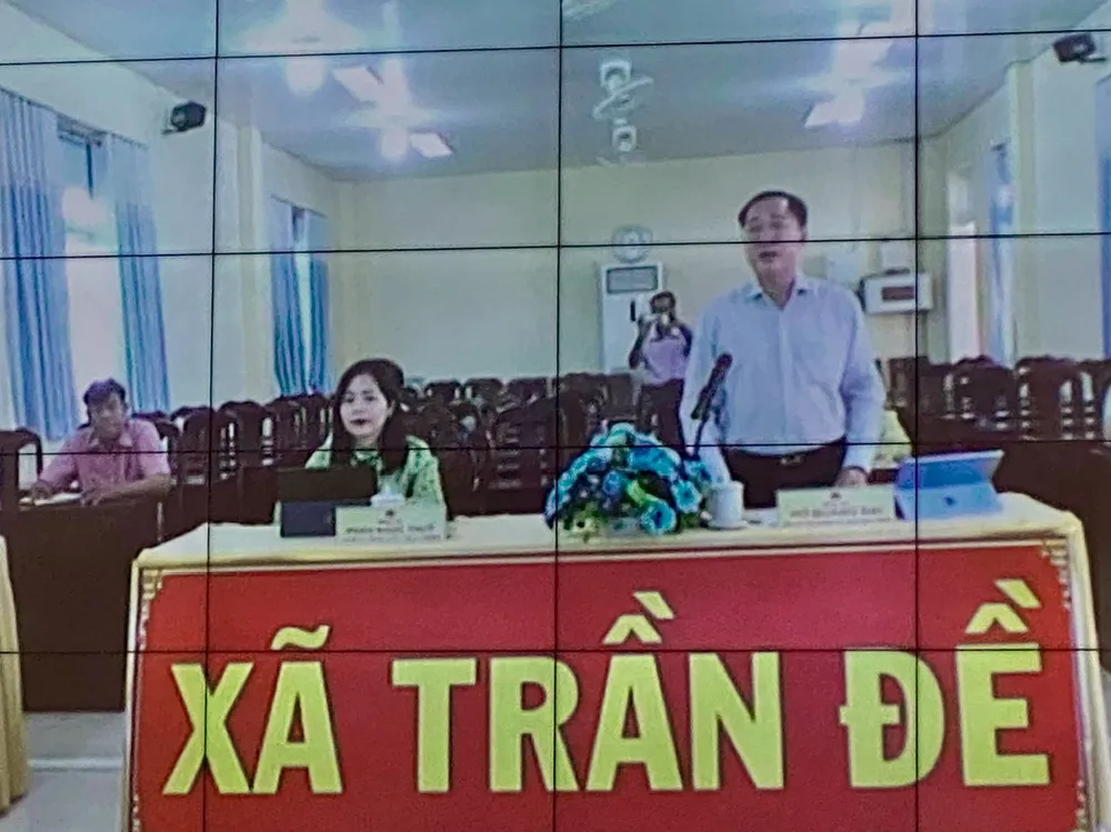 Lãnh đạo UBND xã Trần Đề phát biểu tại cuộc họp 3.jpg