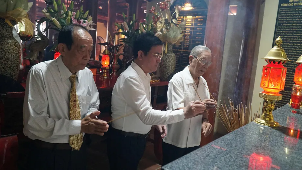 Lãnh đạo TP Cần Thơ và các đại biểu thắp hương tại Đền thờ Anh hùng liệt sĩ Trung đoàn U Minh 1 2.jpg