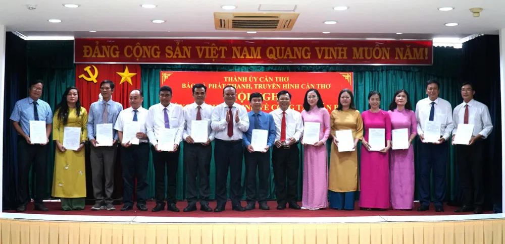Đồng chí Nguyễn Ngọc Tâm, Ủy viên Ban Thường vụ, Trưởng Ban Tuyên giáo và Dân vận Thành ủy TP Cần Thơ cùng đồng chí Huỳnh Hoàng Mến, Quyền Tổng Biên tập trao quyết định cho các đồng chí trưởng phòng 000002.jpg