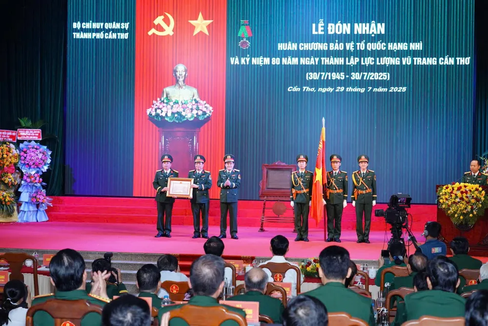 Thừa ủy quyền Chủ tịch nước, Trung tướng Nguyễn Xuân Dắt, Tư lệnh Quân khu 9 trao huân chương cho LLVT TP Cần Thơ