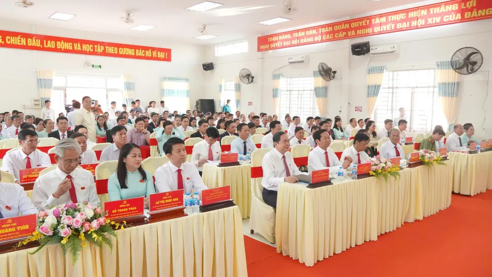 Đại biểu tham dự đại hội 100.jpg