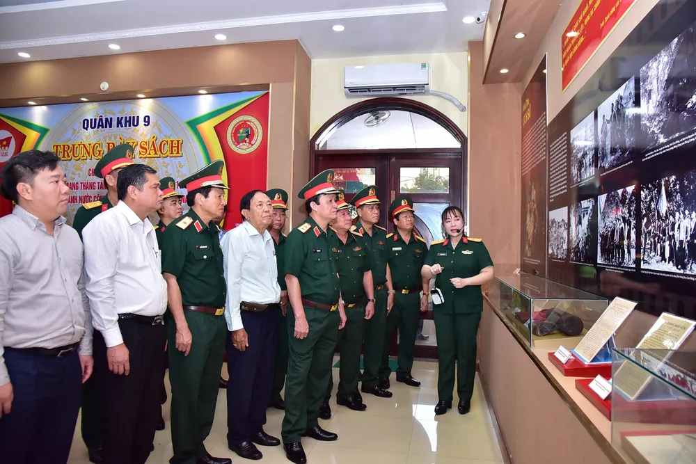 Các đại biểu tham quan triển lãm 3.jpg