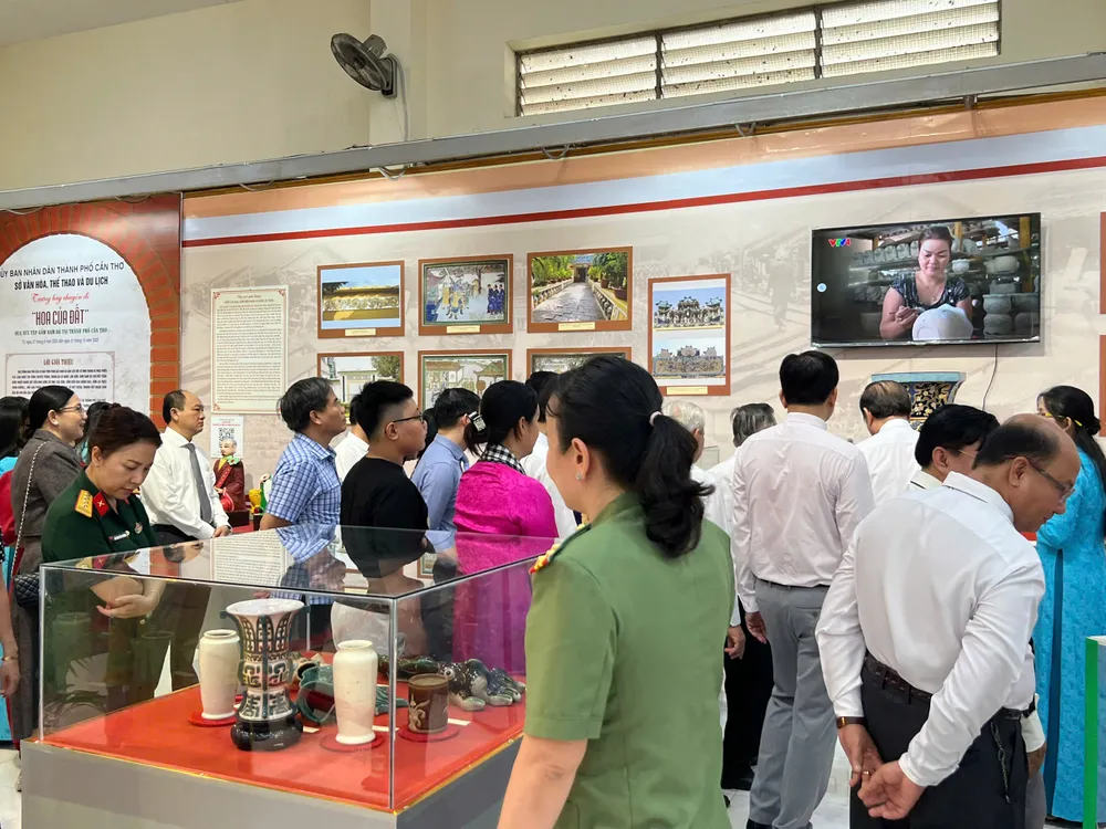 Khách tham quan tại triển lãm 27-8 các đại biểu tham quan trien lam.jpg