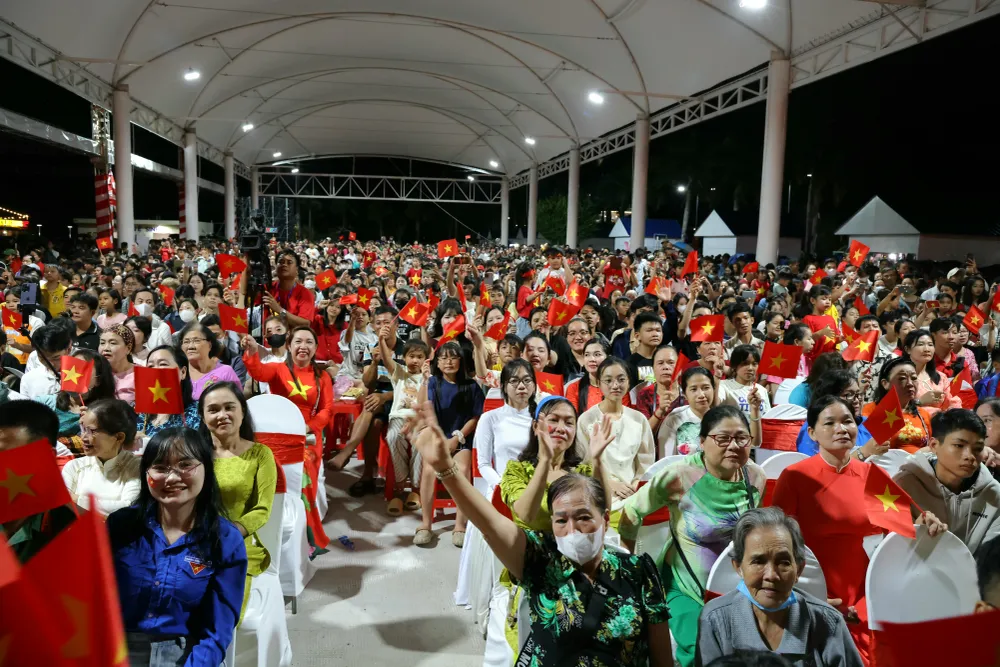 Hàng ngàn người dân TP Cần Thơ đã đến tham gia chương trình 39.jpg