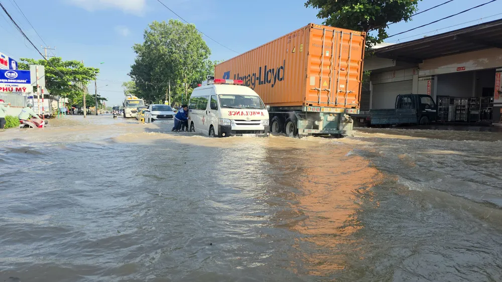 Đường Cách mạng Tháng Tám, nằm cặp sông Hậu thường xuyên ngập nặng trong các đợt triều cường 4.jpg