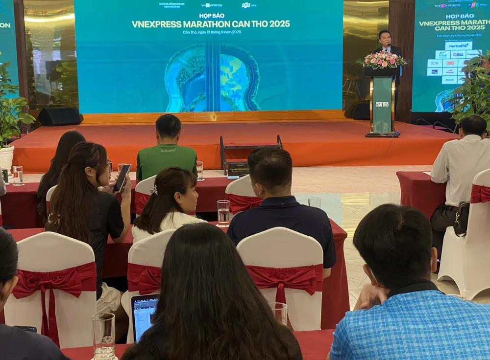 Quang cảnh buổi họp báo 12-911 quang canh hop bao.jpg