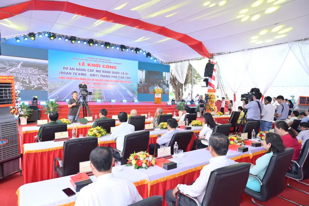 Quang cảnh buổi lễ 2.jpg