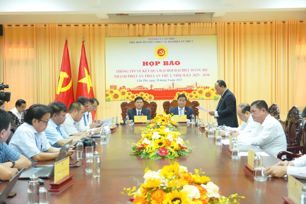 Quang cảng buổi họp báo sau phiên bế mạc đại hội 8.jpg
