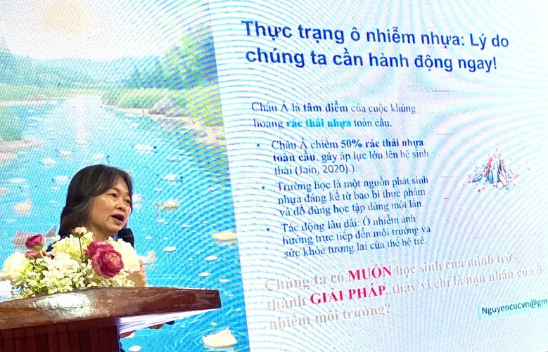 GS-TS Nguyễn Thị Kim Cúc trình bày tham luận tại hội thảo 22.jpg