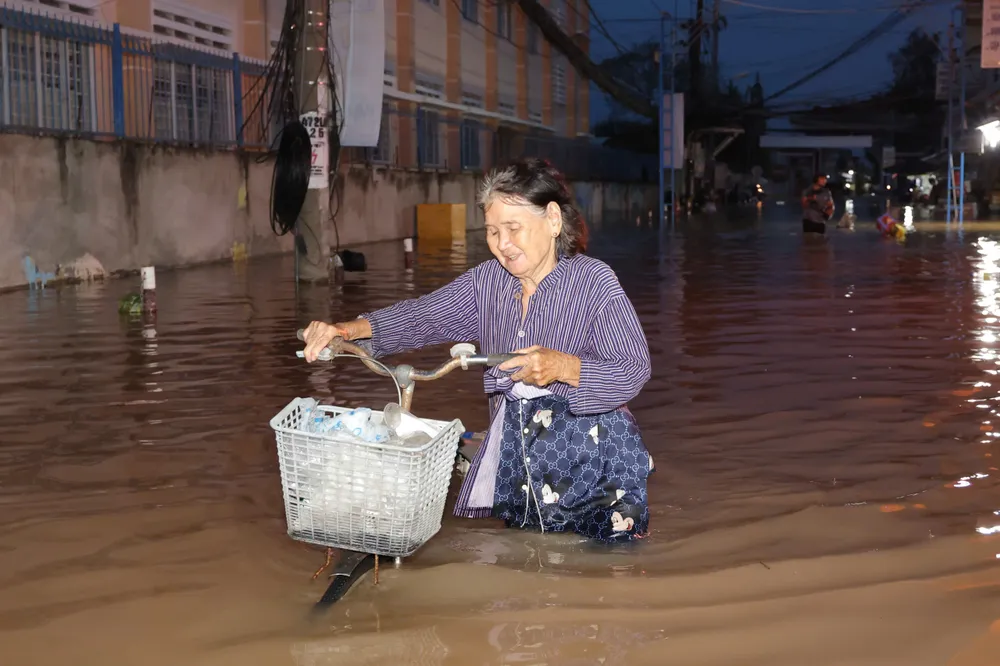 Người dân Cần Thơ chật vật đi lại khi triều cường dâng cao 1.jpg
