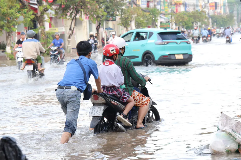 Nhiều xe chết máy trên đường 11.jpg
