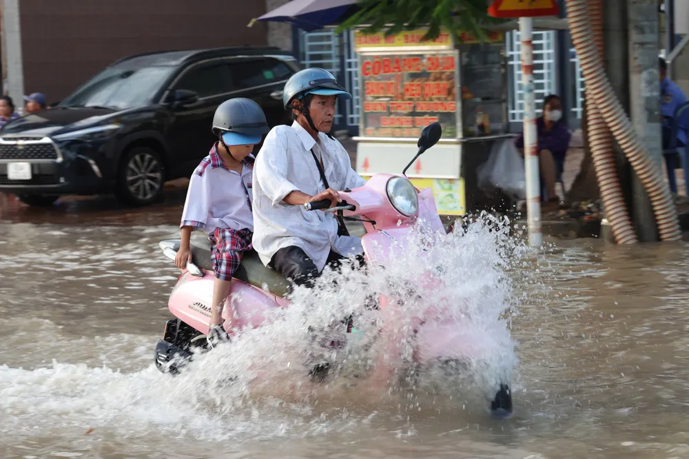 Triều cường dâng cao đúng thời điểm học sinh đến trường 15.jpg