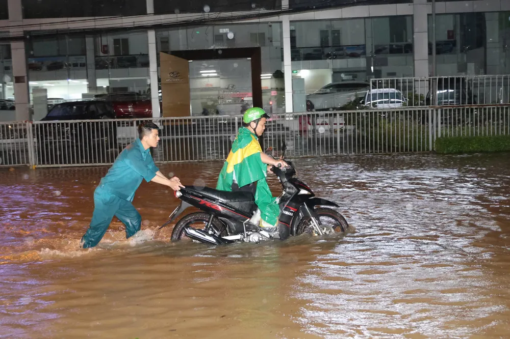 Lực lựơng dân quân hỗ trợ một người dân có xe bị chết máy 2.jpg