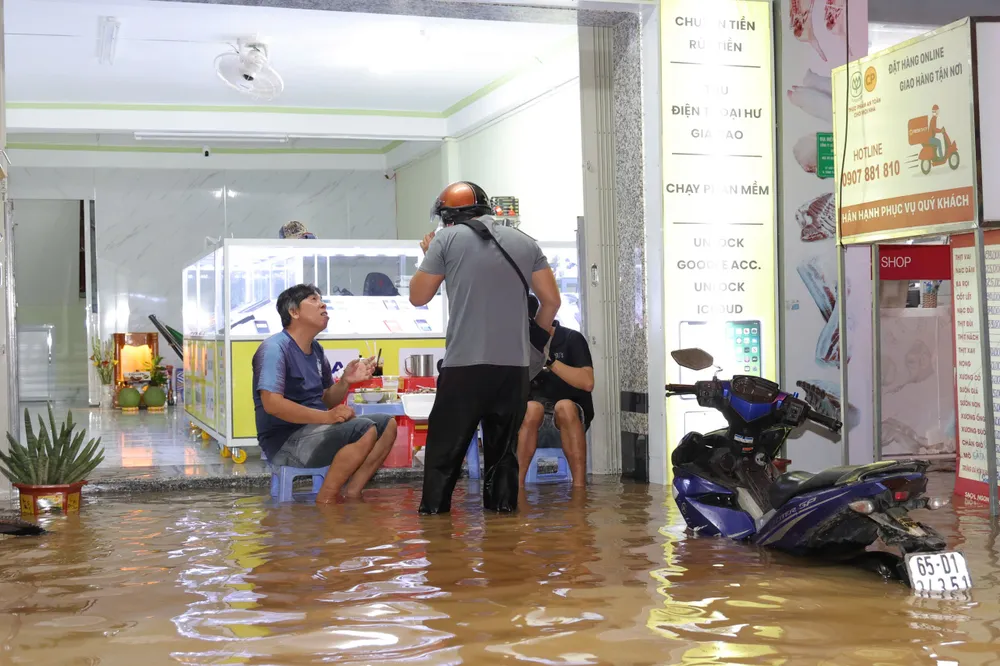 Nước tràn vào một quán ăn 8.jpg
