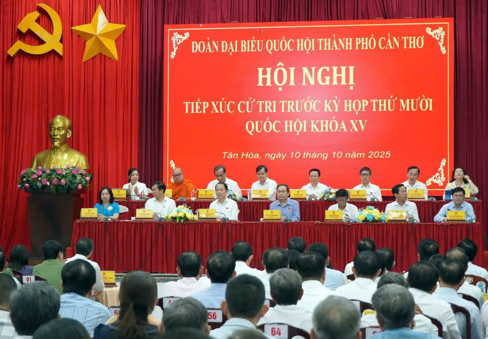 Quang cảnh buổi tiếp xúc cử tri 010.jpg