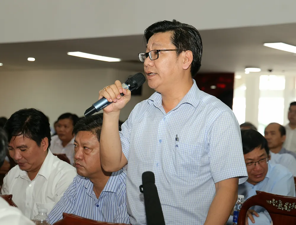 Cử tri phát biểu ý kiến tại buổi tiếp xúc 0000.jpg