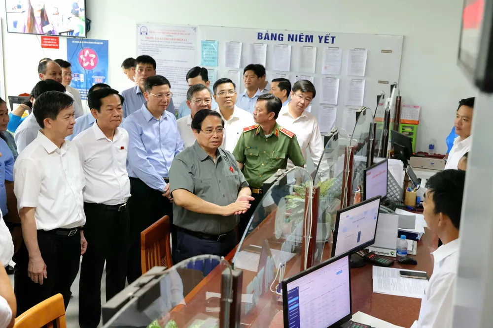 Thủ tướng đến kiểm tra Trung tâm phục vụ hành chính công phường Hưng Phú 3.jpg